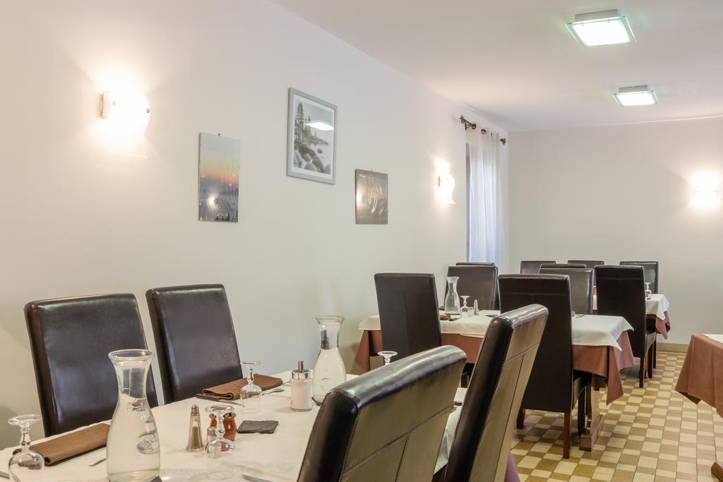 Logis Hotel Restaurant De La Dore Vertolaye Bagian luar foto