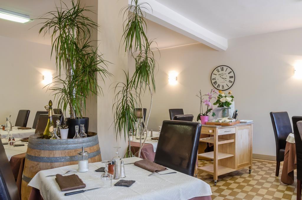 Logis Hotel Restaurant De La Dore Vertolaye Bagian luar foto