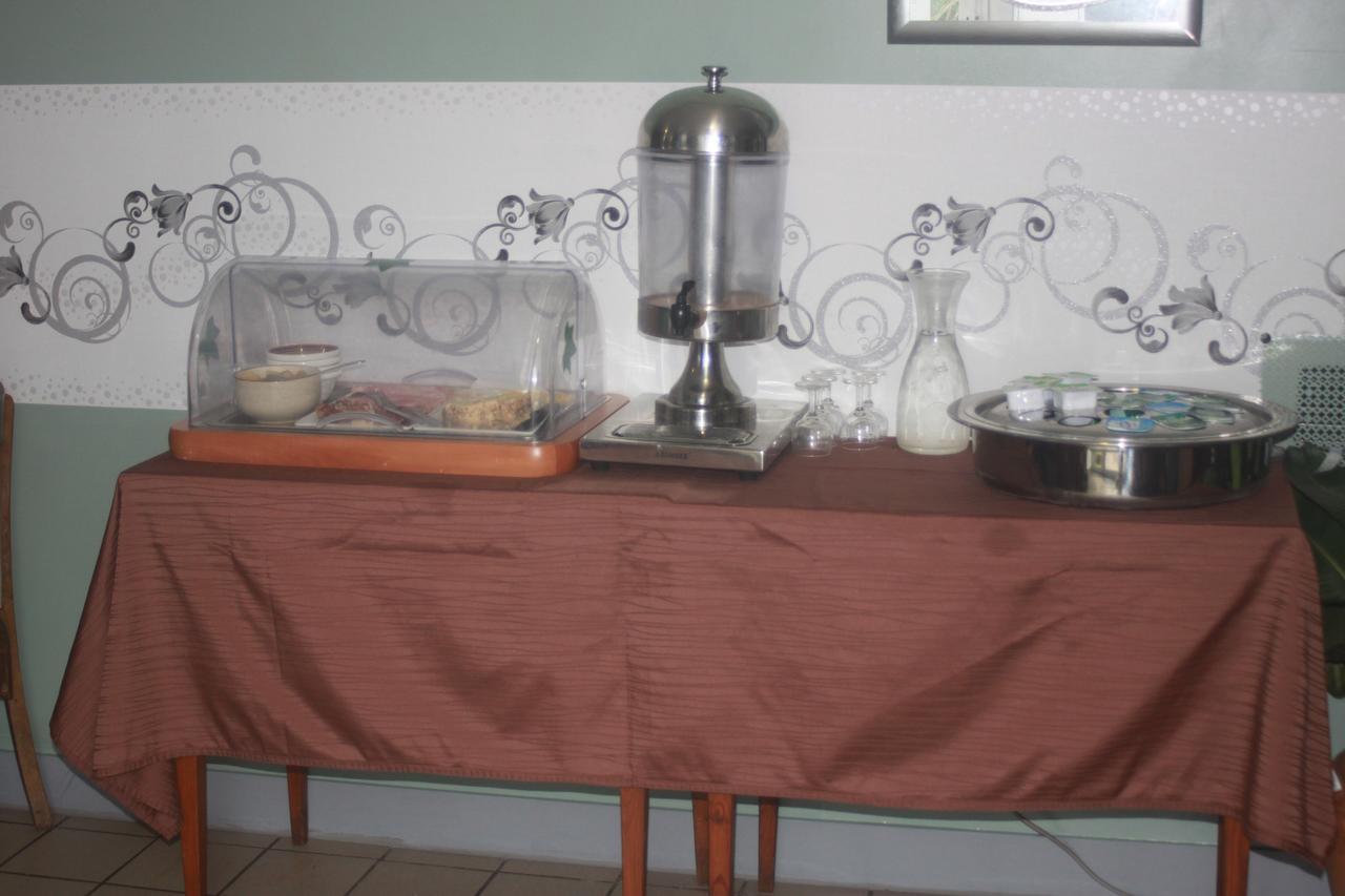 Logis Hotel Restaurant De La Dore Vertolaye Bagian luar foto