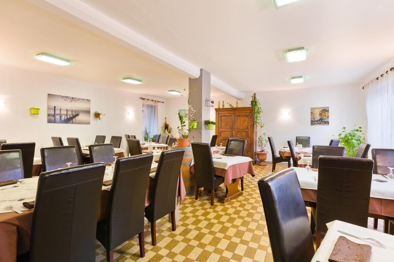 Logis Hotel Restaurant De La Dore Vertolaye Bagian luar foto